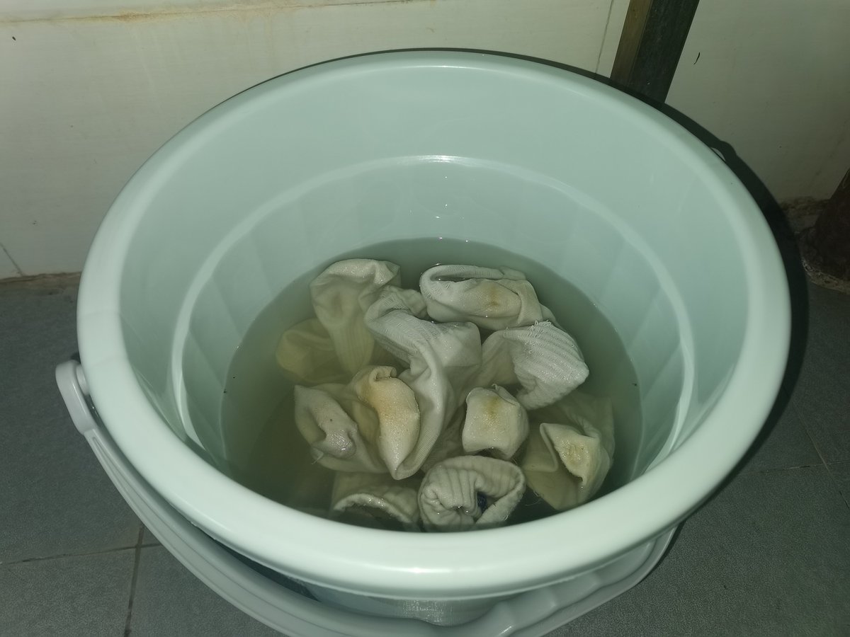 pandaking0122's tweet photo. #扫楼 #直男 #鞋袜 大学男生宿舍楼水房内的袜子🧦 https://t.co/44bq9QNRHc