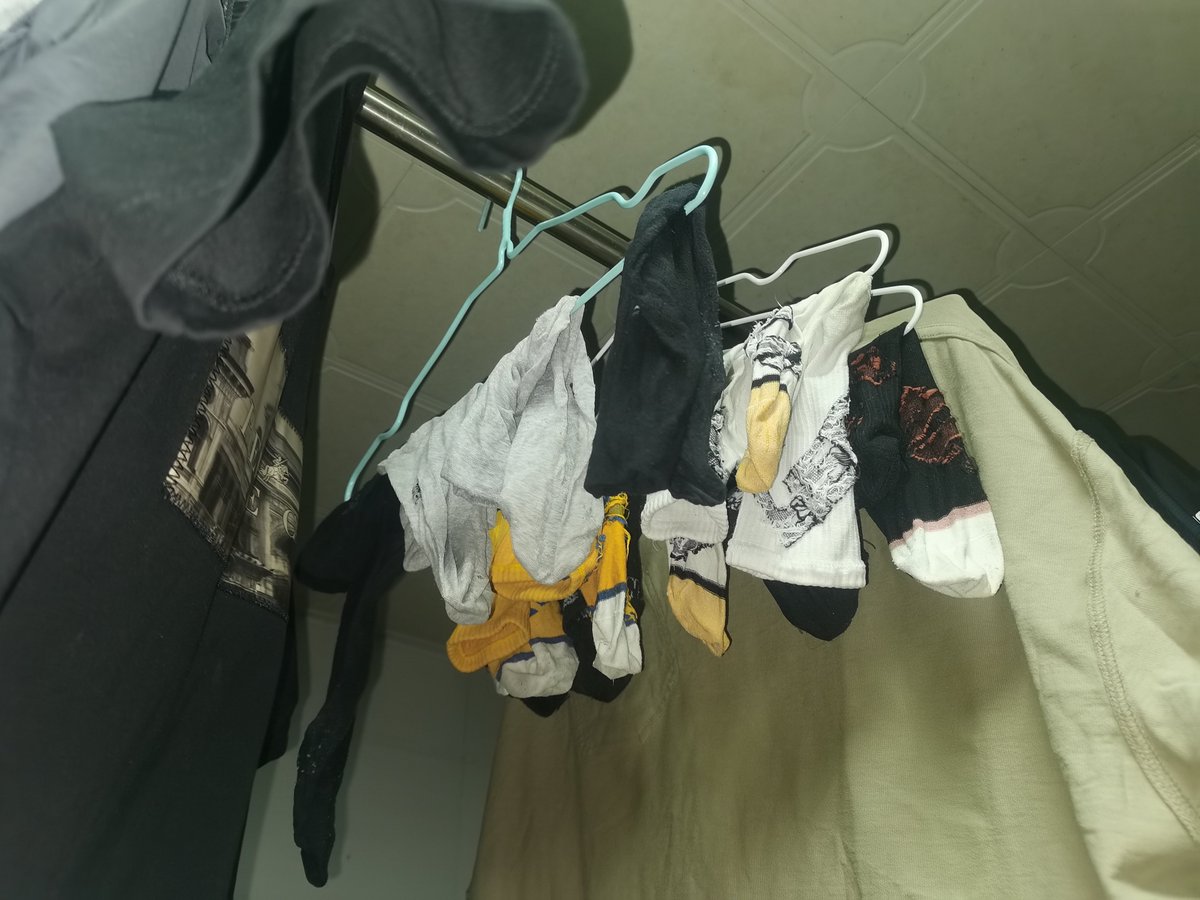 pandaking0122's tweet photo. #扫楼 #直男 #鞋袜 大学男生宿舍楼水房内的袜子🧦 https://t.co/44bq9QNRHc