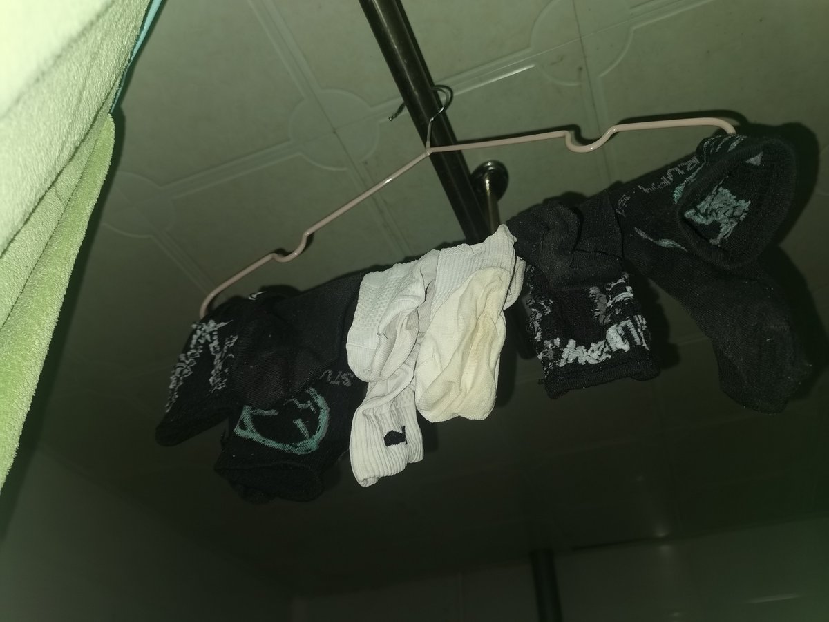 pandaking0122's tweet photo. #扫楼 #直男 #鞋袜 大学男生宿舍楼水房内的袜子🧦 https://t.co/44bq9QNRHc