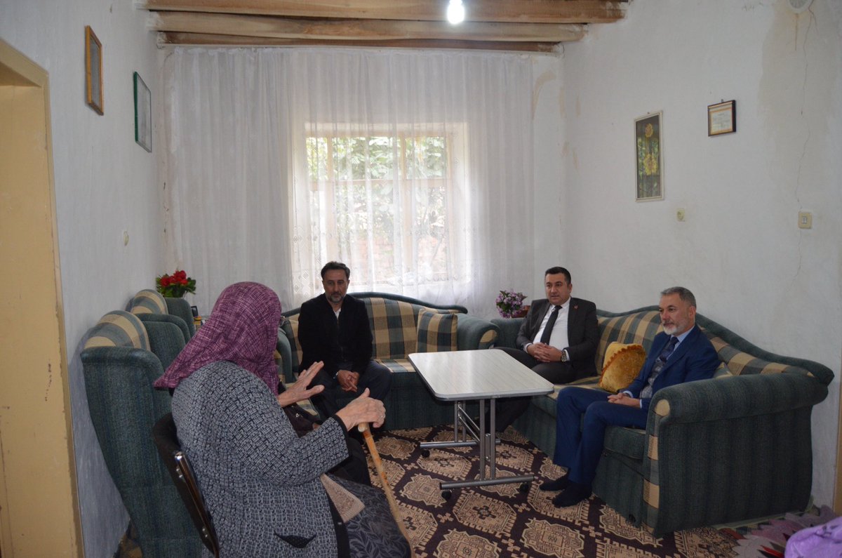 CekerekKaymakam's tweet photo. 1 Ekim Dünya Yaşlılar Günü kapsamında Kaymakamımız Sayın Can KURT, Sosyal Yardımlaşma ve Dayanışma Vakfı Müdürü ile birlikte ilçemizde ikamet eden kıymetli büyüklerimizi hanelerinde ziyaret etti. https://t.co/6wf9gogz6K