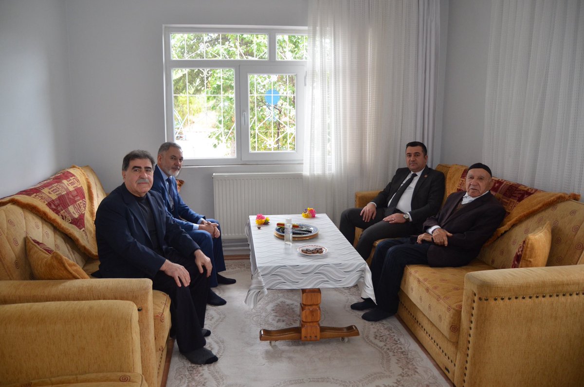 CekerekKaymakam's tweet photo. 1 Ekim Dünya Yaşlılar Günü kapsamında Kaymakamımız Sayın Can KURT, Sosyal Yardımlaşma ve Dayanışma Vakfı Müdürü ile birlikte ilçemizde ikamet eden kıymetli büyüklerimizi hanelerinde ziyaret etti. https://t.co/6wf9gogz6K