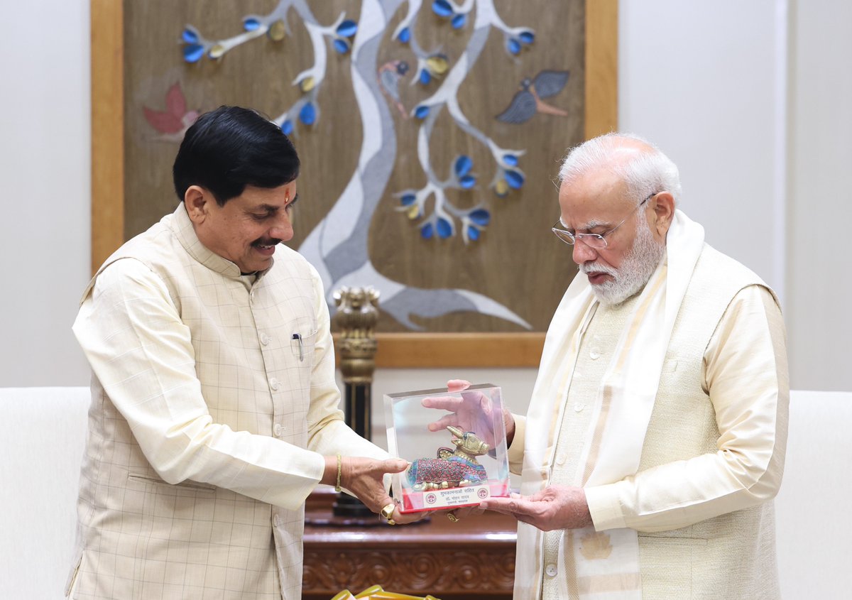 PMOIndia's tweet photo. Chief Minister of Madhya Pradesh, @DrMohanYadav51 met Prime Minister @narendramodi.

@CMMadhyaPradesh https://t.co/prpfwzqy6d