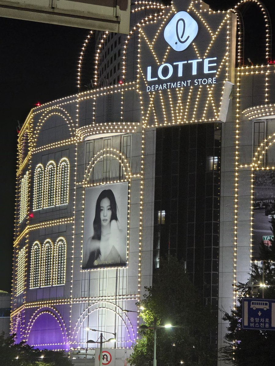 tjruby_'s tweet photo. บิลบอร์ดเจนนี่ ที่หน้าห้าง LOTTE Department Store สาขาจัมชิล 🫶 #JENNIE https://t.co/vpQ5czowUe