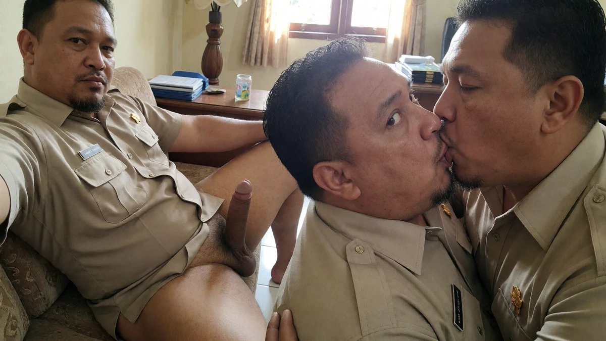 OmBaraAnge's tweet photo. Bapak PNS pas jam kerja bukan gawe malah ngehomo 🤣🤤

#gay #Gaydaddy #DILF #gaylokalindo https://t.co/Fqfw5oPzDq