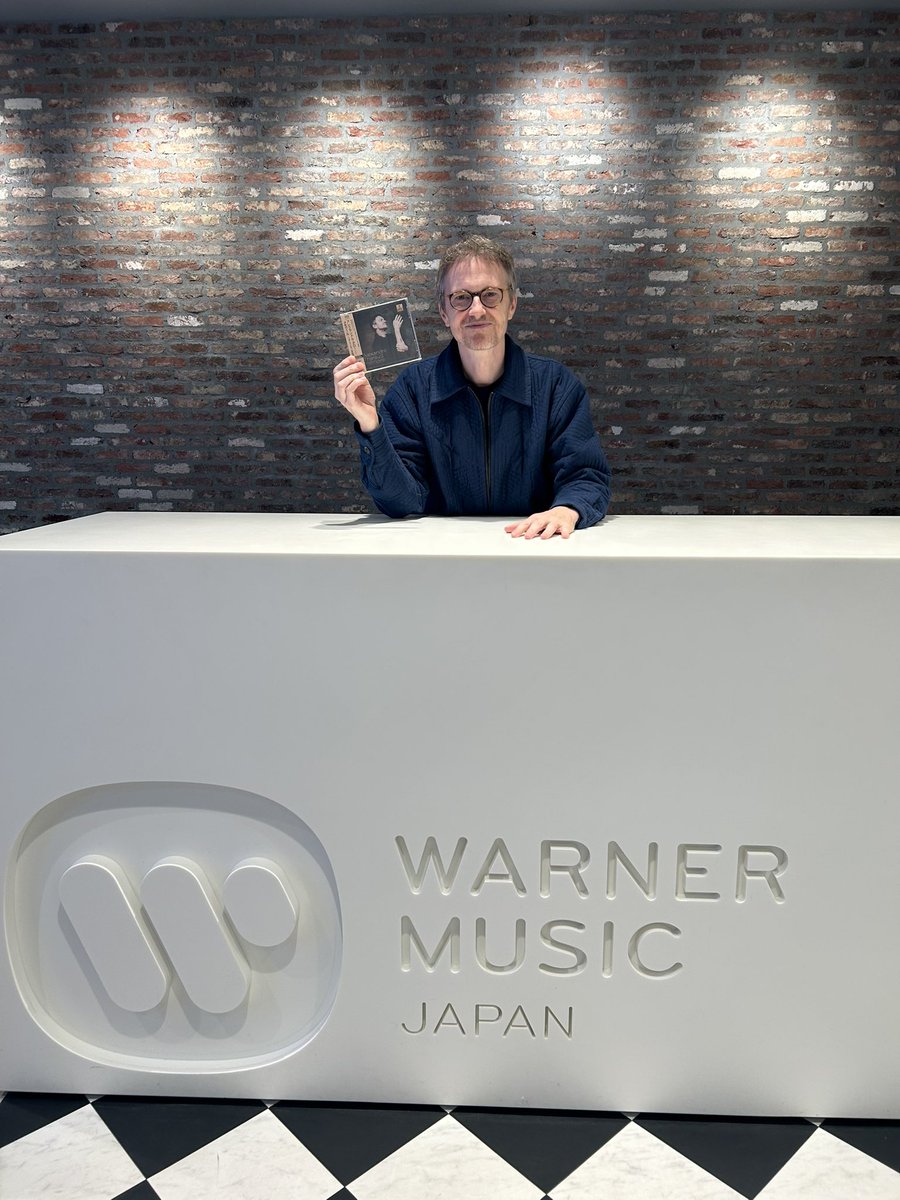 warnerclassicsJ's tweet photo. ピアニストの【アレクサンドル・タロー】が取材のため来社しました😊

発売されたばかりのアルバム『メモワール』と一緒に📸

明日10/2(金)浜離宮朝日ホール、10/4(日)フィリアホールで公演がございます。
10/3(土)18:00からはタワーレコード渋谷店にてアルバム発売記念イベントを開催します！ぜひお越しください！
https://t.co/umgg7L7OoZ