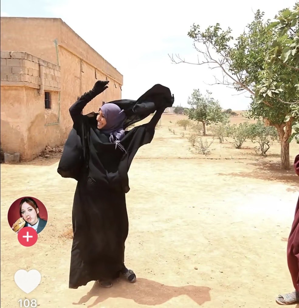 gmoofiqpls's tweet photo. لما تحررت مدينة الموصل العراقيه عام 2017 من 
د|عش 

اول شي سووه النساء لمن تحرروا واخذوا الامان قلعن النقاب وذبنه بالگاع وداسن عليه برجليهم 

مهما يحاولون يجملون هاي الخرگه السوده ويلمعون بيها تبقى اول أدوات القمع وفرض السلطه 

#٢٠٣٠_بلا_نقاب https://t.co/KKDOmaxkmc