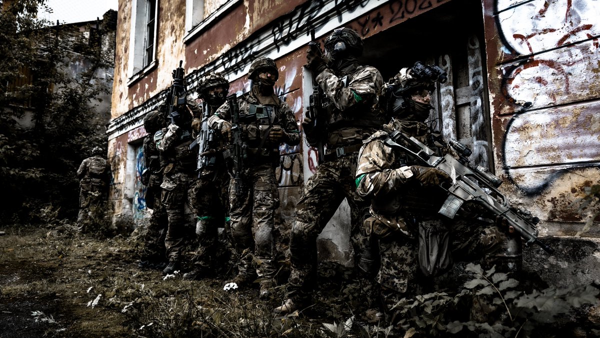 Kaitsevagi's tweet photo. 🇪🇪 In September, the Special Operations Command conducted a large-scale reservist training exercise. 

ESTSOF refreshed tactical skills, strengthened unit cooperation and readiness across a range of operational scenarios.

📸 Sgt. Uku Toosens

#Estonia #EDF #ESTSOF #sof https://t.co/ufo6VBv9zA