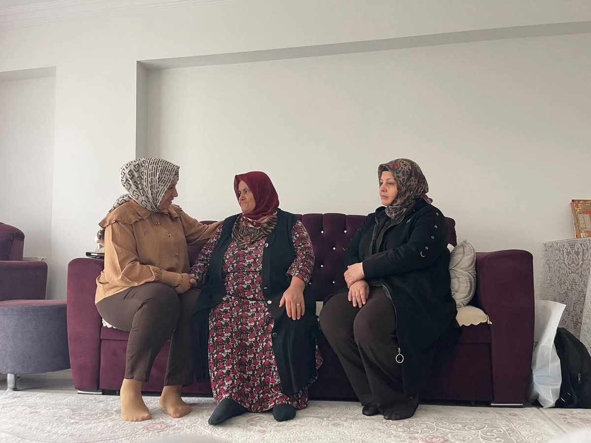 akkadinmamak's tweet photo. Şahapgürler Mahallesi sakinlerinden Arife Erdem’in vefat eden eşi Satılmış Erdem için taziye ziyaretinde bulunduk.
Merhuma Allah’tan rahmet, ailesine ve yakınlarına sabır ve başsağlığı diliyoruz. https://t.co/30bXlHqQeZ