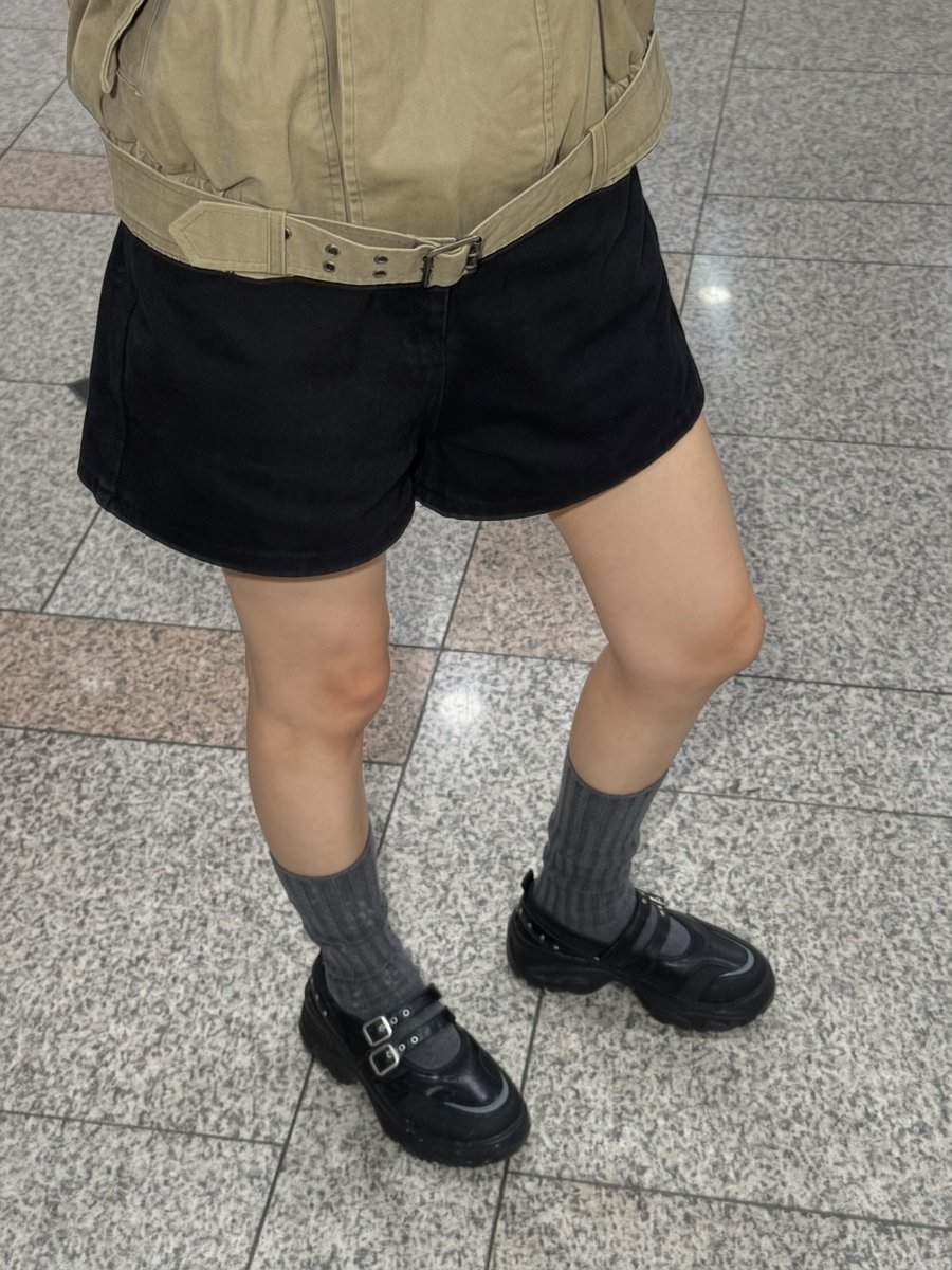 sorxzc's tweet photo. #gift

버클과 아일렛 디테일이 포인트인 플랫폼 밴딩 메리제인 🫰🏻
반바지엔 러블리하게, 긴바지엔 캐주얼하게 연출돼서 데일리로 딱인 제품!

나야와시 모델과 함께 선보인 룩처럼 분위기가 매력적이에요

로미타 S2 글로우는 무신사에서 구매하실 수 있습니다 ♡
🔗 https://t.co/zahBrzicCF https://t.co/Frg8ccpL9c