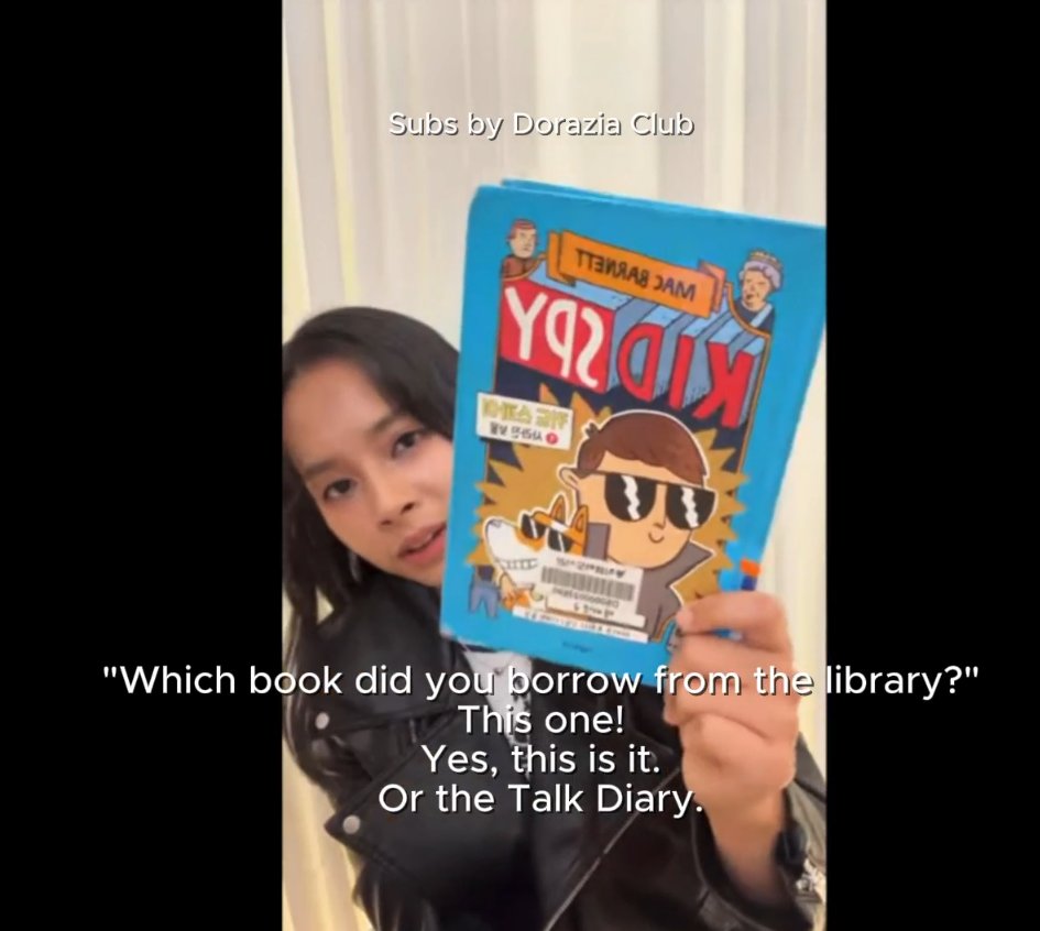 doraziaph's tweet photo. 𝐆𝐰𝐲𝐧 𝐞𝐧𝐭𝐞𝐫𝐞𝐝 𝐡𝐞𝐫 “𝐈 𝐫𝐞𝐚𝐝 𝐛𝐨𝐨𝐤𝐬 𝐧𝐨𝐰” 𝐞𝐫𝐚. 😂
𝐌𝐞𝐚𝐧𝐰𝐡𝐢𝐥𝐞, 𝐡𝐞𝐫 𝐟𝐨𝐨𝐝𝐢𝐞 𝐞𝐫𝐚 𝐢𝐬 𝐬𝐭𝐢𝐥𝐥 𝐠𝐨𝐢𝐧𝐠 𝐬𝐭𝐫𝐨𝐧𝐠. 🍚💜

And yes… there are a few 👀 fanmeeting spoilers too!

🎬 Watch the full Part 2 with English subtitles on YouTube!
👉 https://t.co/Xcen89bl9k

#GwynDorado #그윈도라도  #bookstagram #kfood
