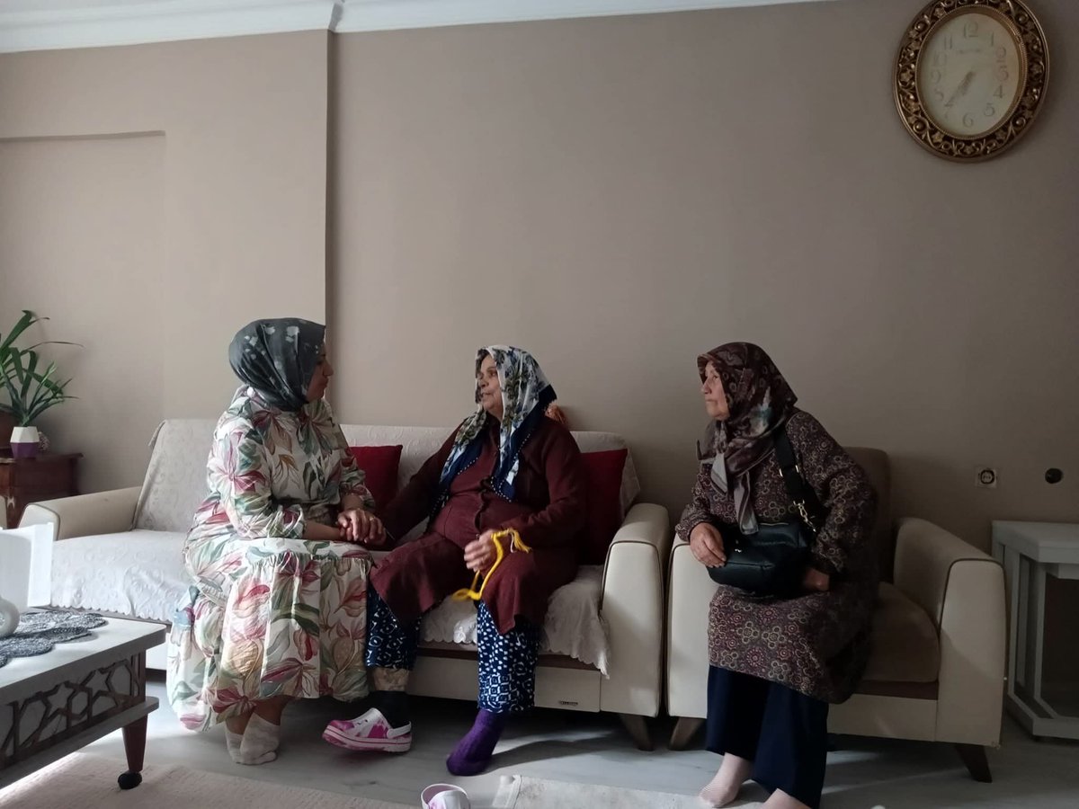 akkadinmamak's tweet photo. Adile teyzemizi ziyareti edip hayır duasını aldık . https://t.co/WOHDHBwPoR