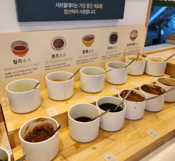 kingwest0219's tweet photo. 오늘부터 불법인거 ㄷㄷ

식당 테이블마다 놓여진 간장, 식초, 각종 소스류
고기집 셀프바 쌈장, 
파채소스, 양파소스, 와사비 등등
전부 싹다 시행령 위반됨.

여기에 걸리는게
일단 국밥집 다진양념(aka 다대기)
간장, 식초, 초장, 새우젓이 해당사항임.

셀프바에 배치하는 것도
그냥 공용 이용 자체를 못하게 됨.
시행 첫날이라서 조용한데,
어디 보건소에서 먼저 터뜨리는 걸 기다리는 건지,
아니면 진짜 보도자료 배포가 3달 전이라서
까먹은 건지는 모르겠음.
아!!! 조미료(소금, 후추, 설탕)나 반찬은
해당 내용에 없음

오늘부터 계도기간도 아니고 시행임.

내 생각엔 오늘부터 식당들 
꽤 혼란스러울 것 같은데, 
의외로 아직 아무도 모르는 분위기임.