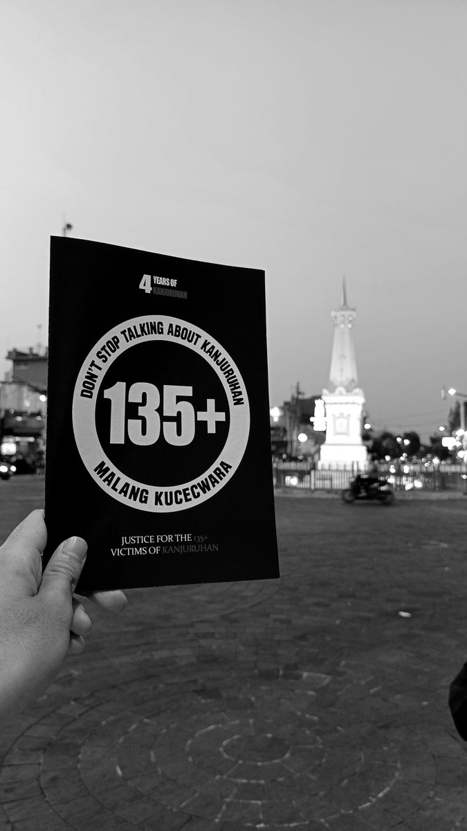 santriboys1976's tweet photo. Sore ini memperingati #4TahunTragediKanjuruhan di Aksi Kamisan Yogyakarta. Menolak lupa +135 korban nyawa yang tak kunjung mendapat keadilan. 

Reminder Zine from @CampusBoys_UNY 

#KanjuruhanBelumUsai
#UsutTuntasTragediKanjuruhan https://t.co/9VWgHQVabG