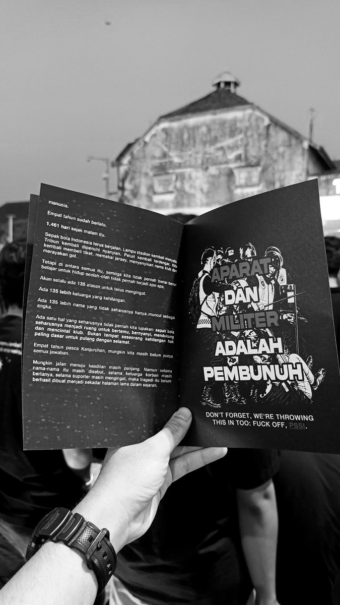 santriboys1976's tweet photo. Sore ini memperingati #4TahunTragediKanjuruhan di Aksi Kamisan Yogyakarta. Menolak lupa +135 korban nyawa yang tak kunjung mendapat keadilan. 

Reminder Zine from @CampusBoys_UNY 

#KanjuruhanBelumUsai
#UsutTuntasTragediKanjuruhan https://t.co/9VWgHQVabG
