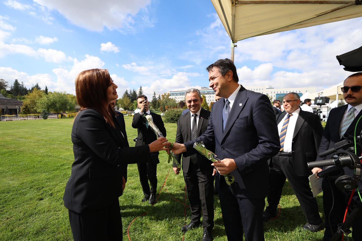 HaberReport's tweet photo. Saadet Partisi Genel Başkanı Mahmut Arıkan, yeni yasama yılı açılışı nedeniyle Meclis bahçesinde görev yapan gazetecilere “saflığı ve temizliği”sembolize eden beyaz karanfil hediye etti. 

Arıkan ilk genel başkan olduğunda; “eşine çiçek almayan Milli Görüşçü olamaz” çıkışıyla dikkat çekmişti.