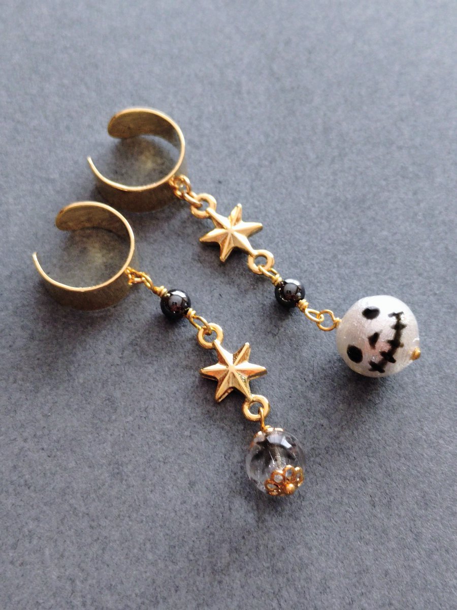 JewelrySeth's tweet photo. 今週末のイベントに向けてハロウィン・デザインの新作イヤーカフを制作しましたよ 

コットンパールにスカルを、チェコガラスビーズにブラックの星を手描きで描き、透明レジンでコーティングしました

ゴールドに輝く星とブラックのヘマタイトを添えた左右非対称のデザインと、シンプルな片耳用の2種✨ https://t.co/Dfad5V9se2
