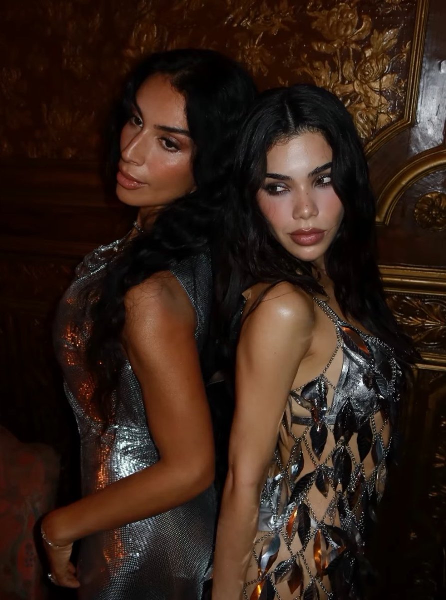 KeninisMx's tweet photo. Kenia Os junto a Sevdaliza en Paris. https://t.co/5NXvfCaJKr