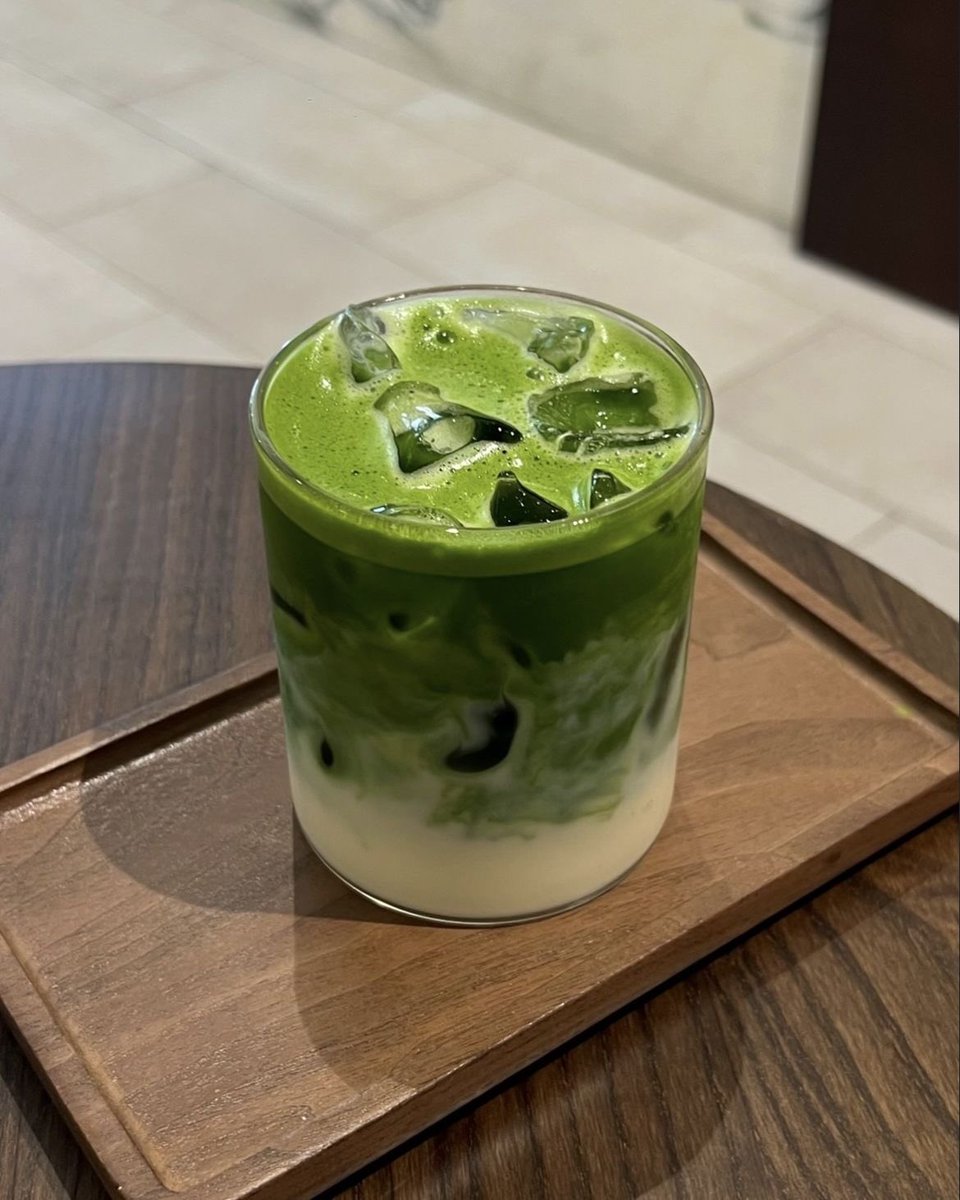 fawnieu's tweet photo. @forese3n if it were to me, i like mine with more matcha ratio and less milk, has to be this green! grainy ones pmo, and i prefer it on the bitter side :] not too umami. #JUSTMYPREFERENCES https://t.co/mtT8qk6wzK