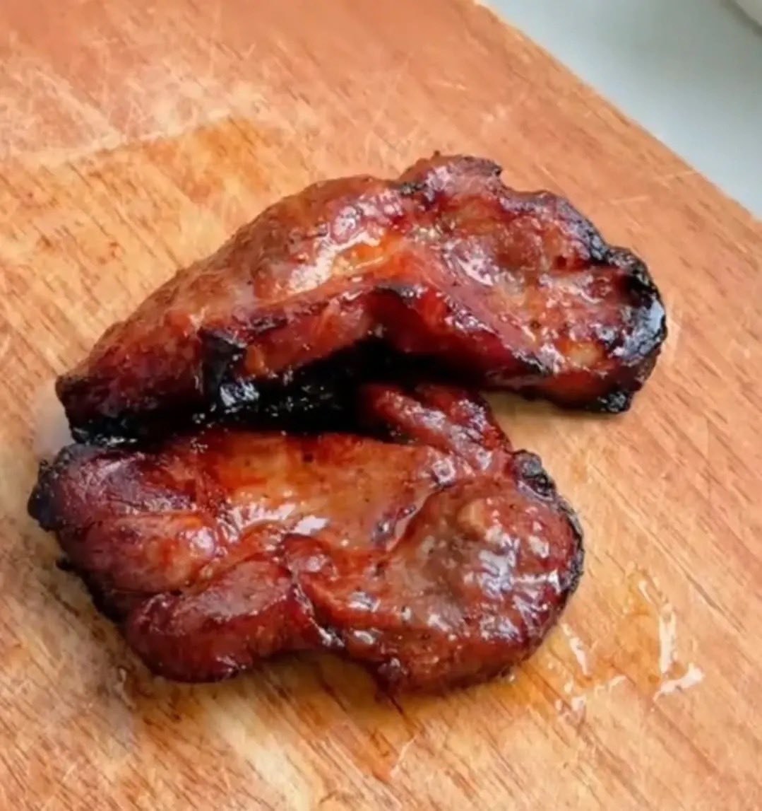 MewReview23's tweet photo. เลิกงานเกือบ 6โมงเย็น มาทำหมูสันคอเคี่ยวสับปะรด 

หมูนุ่มละลายในปาก หวานเค็มกลมกล่อมแบบสุดๆ ทำเป็กับแกล้มวันหยุดคือฟินมากแค่เพิ่มส่วนผสมอย่างหนึ่งลงไป รสชาติเปลี่ยนไปแบบรู้สึกได้ ใครชอบเมนูหมูห้ามพลาดเลยจ้า https://t.co/uZXTQ2IK8v