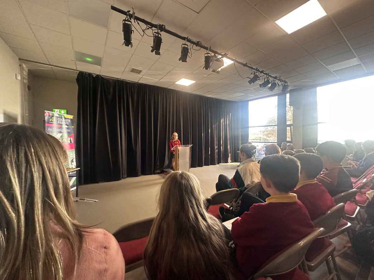 FisanPhobail's tweet photo. Ard mholadh tuilte ag daltaí sinsir @ColaisteFeirste as ucht comórtas úr nua Abair na nÓg a reáchtáil, le scileanna labhartha Gaeilge páistí bunscoile a spreagadh 

Lúcháir orainn tacú leis an togra spreagúil seo 

‘Beatha teanga í a labhairt’ https://t.co/SJVlHwGaiB