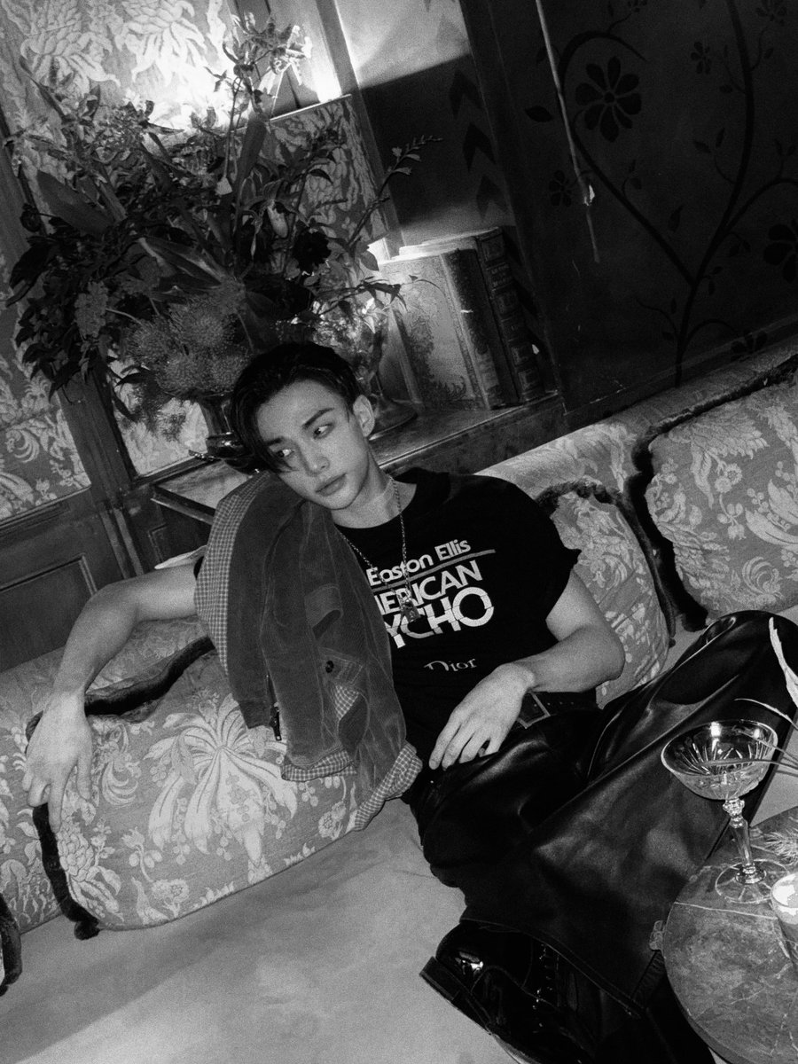 ssomi_SKZlove's tweet photo. Versace                                          Dior https://t.co/ogSbFcY8v2