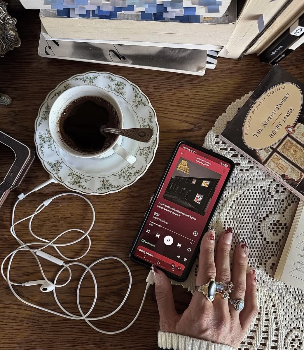 n4vidals's tweet photo. nada como uma manhã com café, livros e uma música boa https://t.co/gOlFJHfqnU