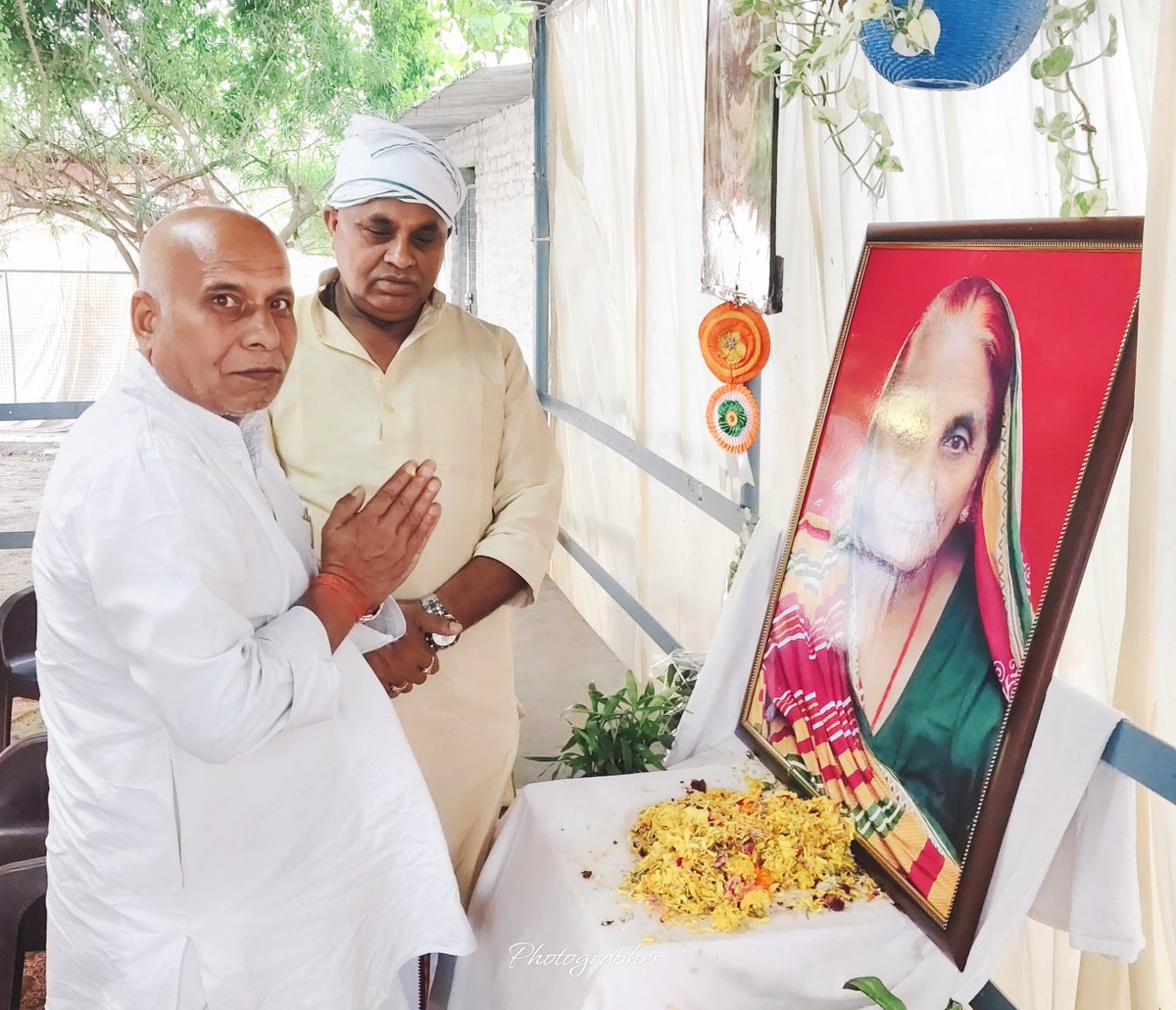 rldsonbhadr's tweet photo. #सोनभद्र 

  राष्ट्रीय लोक दल के राष्ट्रीय महासचिव एवं सदस्य केंद्रीय संसदीय बोर्ड आ० श्री @AnilDubeyRLD जी की माता जी के दुखद निधन पर आज पार्टी पदाधिकारियों ने जिलाध्यक्ष श्रीकांत त्रिपाठी जी के साथ अपनी भावांजलि अर्पित कर शोक संवेदना प्रकट की।

#RLD_Sonbhadra 

@jayantrld https://t.co/alUA8kLLlP