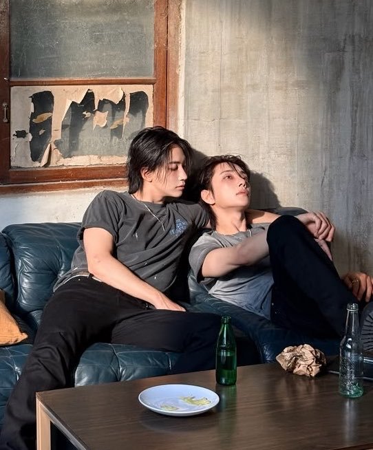 cherryguoz's tweet photo. Perché ogni foto che vedo di Jeonghan e Joshua insieme mi sembra scattata su un set di un bl? https://t.co/siOouSjxYr