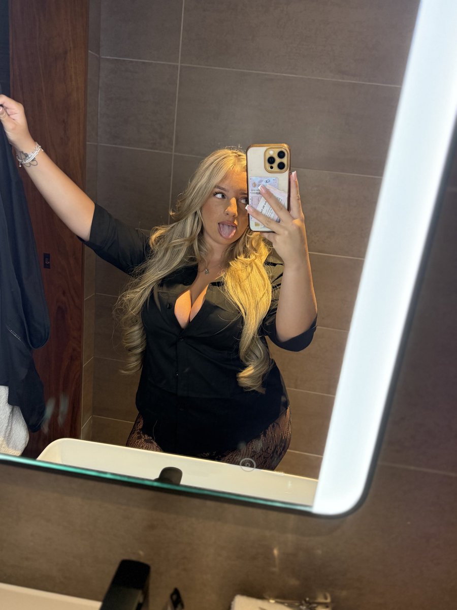ellietightsx's tweet photo. Busty mirror selfie😋 https://t.co/K5xQ5cmdV2
