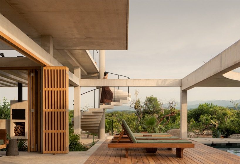 designboom's tweet photo. a concrete house disappears into a garden on the oaxacan coast.

in puerto escondido, TAC taller alberto calleja wraps casa cieno around a central pool and green courtyards, while a planted roof extends the landscape over the building.

https://t.co/Bm2VFEU1IC https://t.co/iXmvQqeG9L