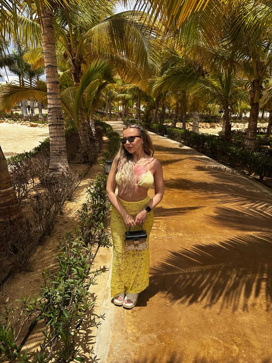 BrenoBryan1's tweet photo. A little sunburnt, but I made the most of the sunshine. Swipe through to see the luggage that’s been with me on this trip from Level8. Use code Fiona10 for money off your order. https://t.co/p5R1zBj7iA