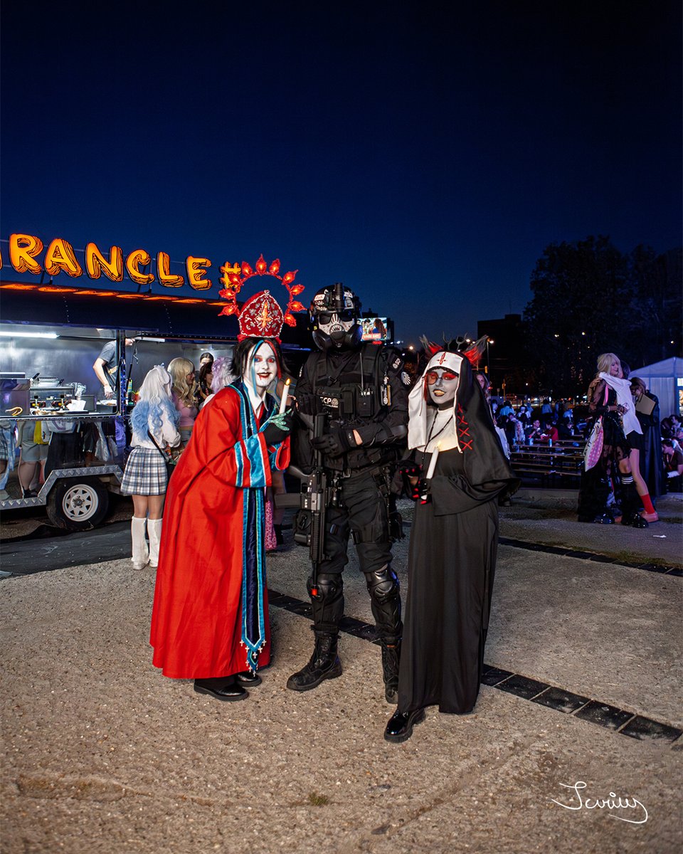 jurius_Photo's tweet photo. A keď sa na Comics Salon &amp; AnimeSHOW zotmie, ešte len vtedy to začína byť zaujímavé 🌌🌖

Tiene noci dodávajú cosplayom a maskám nový náboj 💥 #jurius #juriusphoto #comicssalon #anime #manga #scifi #fantasy #event #photography https://t.co/smrkHr0tOC