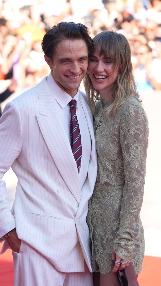 aerielovesyou's tweet photo. ROBERT PATTINSON AND SUKI WATERHOUSE ON THE VENICE FILM FESTIVAL RED CARPET 
Actor Robert Pattinson and singer Suki Waterhouse made a striking appearance this afternoon on the Venice Film Festival red carpet. https://t.co/nEfu9IKv9e