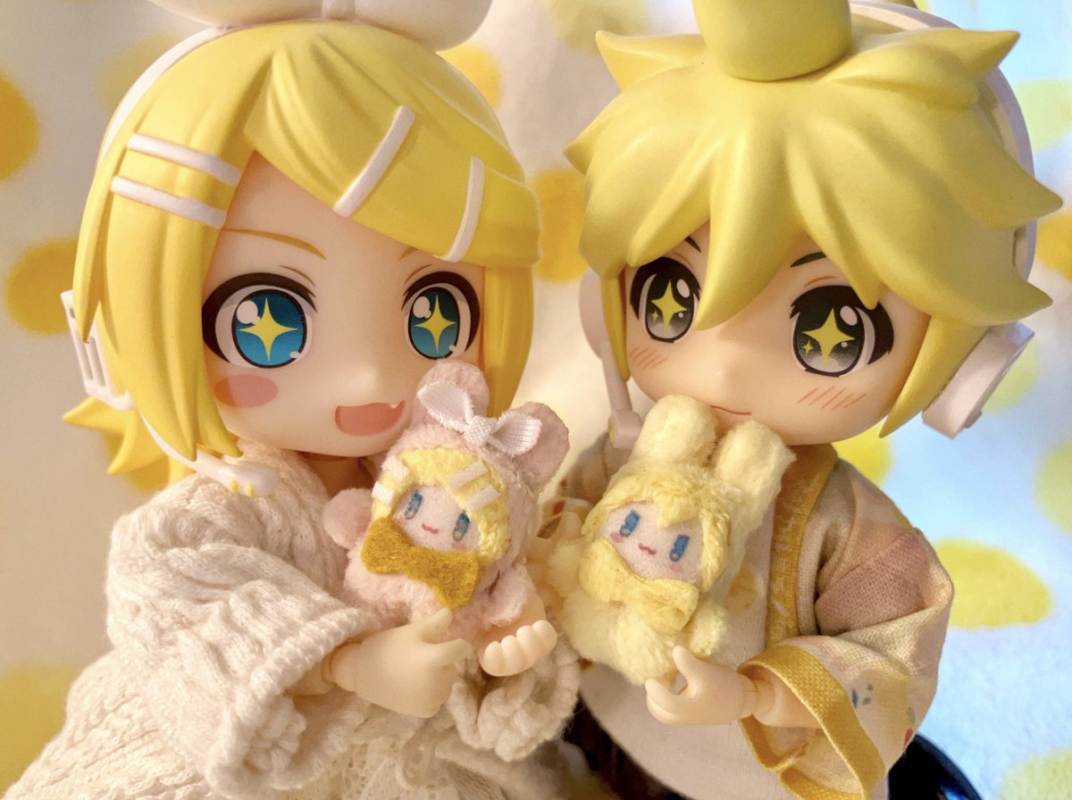 shiroro69's tweet photo. リンのぬいは？ってリンちゃんが寂しそうだったので…

リンレン揃いました🧡💛✨ https://t.co/cuVyTI0ert
