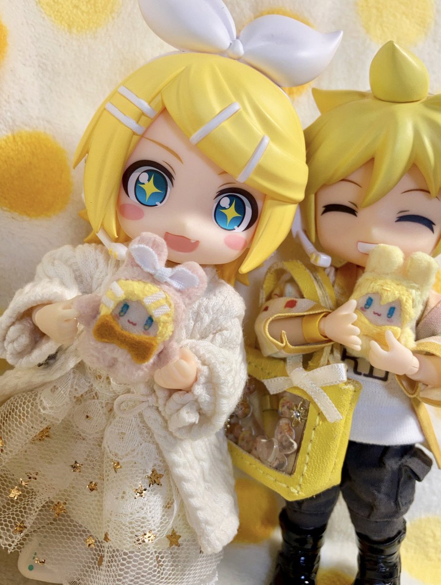 shiroro69's tweet photo. リンのぬいは？ってリンちゃんが寂しそうだったので…

リンレン揃いました🧡💛✨ https://t.co/cuVyTI0ert