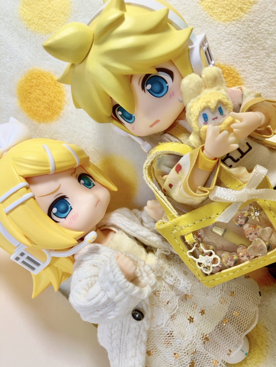 shiroro69's tweet photo. リンのぬいは？ってリンちゃんが寂しそうだったので…

リンレン揃いました🧡💛✨ https://t.co/cuVyTI0ert