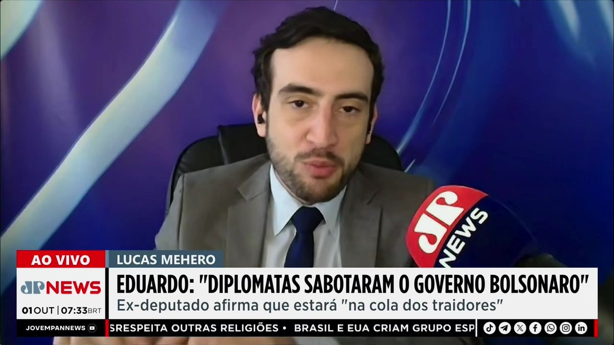 A live JP News broadcast features anchor Lucas Mehero with a chyron reading 'EDUARDO: "DIPLOMATAS SABOTARAM O GOVERNO BOLSONARO"' and 'Ex-deputado afirma que estará "na cola dos traidores"'.