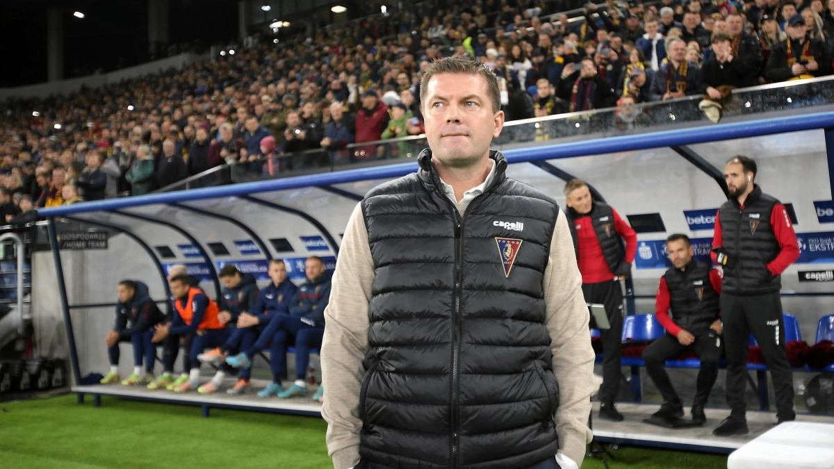 Piotrowicz17's tweet photo. 🇸🇪 Były trener Pogoni Szczecin, Jens Gustafsson zadeklarował w 2025 roku przychód 17 857 500 koron (6 888 619,91 zł) bijąc absolutny rekord wśród obecnych trenerów w lidze szwedzkiej.

Wszystko wskazuje na to, że wypłacono mu część zaległych pensji z saudyjskiego Al Fateh, który prowadził w 2024 roku.

Na drugim miejscu wśród najlepiej zarabiających trenerów w lidze znalazł się Henrik Rydström z czasu, gdy prowadził Malmö, 4 496 300 koron (1 734 695 zł).