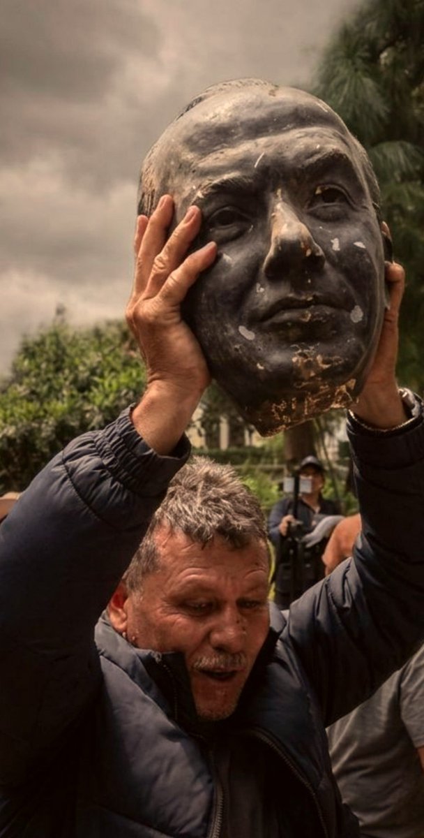 luisghernan's tweet photo. Esta es una de las imágenes más poderosas y simbólicas que se hayan capturado nunca en el México moderno:

La revancha del Pueblo https://t.co/msU7Wum5bU