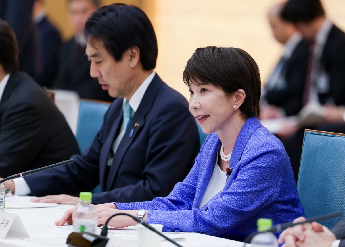 takaichi_sanae's tweet photo. 本日の夕方、「日本成長戦略会議」を開催しました。

日本経済は、これまでの経済政策や企業の賃上げの努力が実を結びつつあり、高い水準の賃上げ、民間設備投資の堅調な増加など、変化の兆しが見えています。

この変化の兆しを一時的なものとせず、「企業が投資する」、「賃金が上がる」、「消費が伸びる」という、持続的な「成長の好循環」に発展させることができるのか、「分岐点」に立っています。

世界各国が、国を挙げて、長期的かつ大規模に、産業政策を競い合っている中、今こそ、「責任ある積極財政」により、国内投資を引き出し、「潜在成長率」を引き上げていくことが必要です。

年末までに策定する『日本成長戦略実行計画』においては、今後5年間の「国内投資」の道筋とともに、複数年度で、達成すべき目標、必要な予算額、期待する効果や、支援対象企業の投資・販売・技術開発などに基づく「勝ち筋」を切り拓いていく方策についても明らかにしていきます。

「足元の収益源」「今後の稼ぎ頭」「経済安全保障の強化」など類型ごとに、持続的な「成長の好循環」実現のため、「集中投資期間」に特に注力すべき「重要項目」を明確化していきます。

複数年度で十分な財源を確保することで、複数年度にわたる大規模かつ計画的な公的支援にコミットし、投資の予見可能性を高めるため、別枠管理される特別会計を設置します。

成長投資・危機管理投資を加速するため、必要な人手や資金、電力、AI、経営資源などの「戦略分野への円滑な供給」を促進する必要があります。
まず、建設分野の人手不足解消に向け、「政府横断の検討の場」を創設し、年末までに具体的な政策パッケージをとりまとめていきます。
また、資金や電力の確保についても、検討を加速していきます。

高性能AIの社会実装は、我が国の成長戦略実現に不可欠です。
年末までに、
①信頼できるAIで社会全体を駆動するAXの具体像、
②AXに対応した規制・制度改革を進めるための原則、
③社会実装を加速するためのアクションプラン、
をまとめていきます。

経営資源を成長領域にシフトする事業ポートフォリオ転換促進のための施策の検討も進めていきます。

また、『実行計画』策定にあたっては、戦略17分野、8つの横断的課題、それぞれの重点課題に取り組むための責任体制を明確化していきます。

高市内閣は、「国内投資」を引き出し、日本の「潜在成長率」を引上げ、物価高に負けない賃上げを実現します。
しかし、実質賃金の継続的上昇が定着するまでには一定の時間がかかります。
『消費税・支援金法案』を含め、物価高対策を、これからも切れ目なく着実に実施していきます。

「GDP拡大の下での好循環」を実現し、国民の皆様の不安を、未来への希望に変えるため、政府の総力をあげて取り組んでまいります。