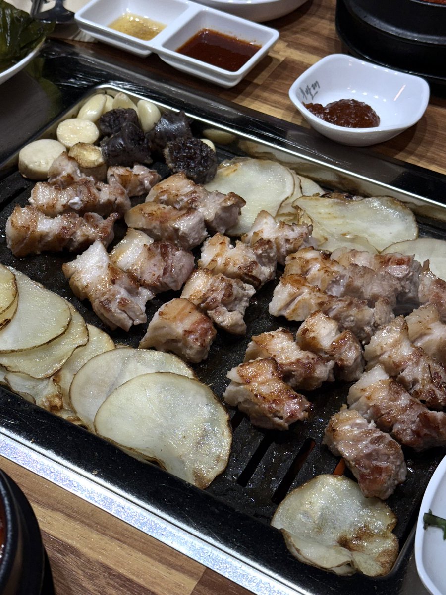 cocoxsyx's tweet photo. 후발대왔으면 섹시 감자쌈 꼭 먹어줘야겠지 

📍용산 후발대 https://t.co/03jJi5jitG