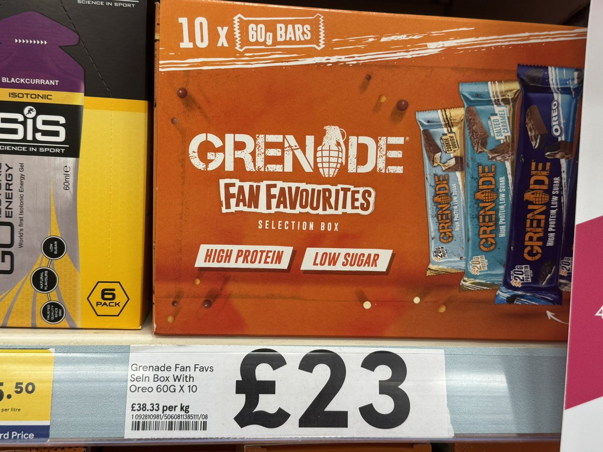 ScienceNelson's tweet photo. The importance of numeracy via protein bars. Buying in bulk is cheaper, right?

A box of 10 @ £23 = £2.30 a bar.

A pack of 4 @ £8.80? £2.20 a bar.

A single bar… £1.80 (with clubcard).

So I’d pay £5 more buying in bulk for a box of 10. Do supermarkets think we can’t do maths? https://t.co/eFCdw3Mp4k