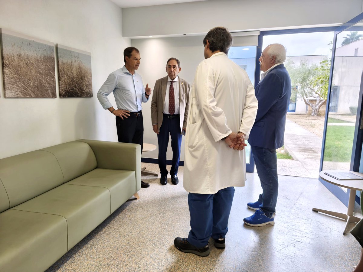 HospitaldeInca's tweet photo. Visita del Rotary Club d'Inca
Col•laboradors en projectes d'humanització de l'HCIN

-L'equipació d'una sala de descans de familiars de pacients ingressats
-La instal·lació d'un piano al vestíbul

♥️

@SalutGOIB @IBSalut_ @javiurenam @manuelaG_Romero @FerrerXisco @JosReyesMoreno2 https://t.co/I9mbwnE4Yp