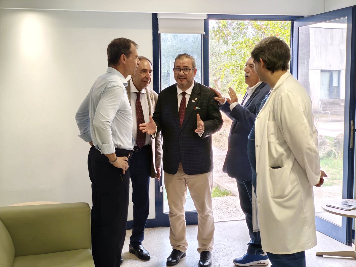 HospitaldeInca's tweet photo. Visita del Rotary Club d'Inca
Col•laboradors en projectes d'humanització de l'HCIN

-L'equipació d'una sala de descans de familiars de pacients ingressats
-La instal·lació d'un piano al vestíbul

♥️

@SalutGOIB @IBSalut_ @javiurenam @manuelaG_Romero @FerrerXisco @JosReyesMoreno2 https://t.co/I9mbwnE4Yp