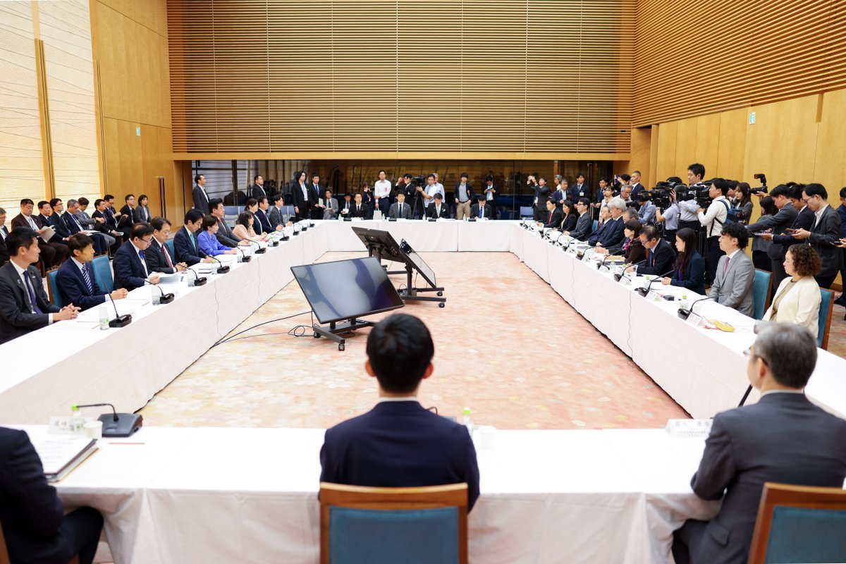takaichi_sanae's tweet photo. 本日の夕方、「日本成長戦略会議」を開催しました。

日本経済は、これまでの経済政策や企業の賃上げの努力が実を結びつつあり、高い水準の賃上げ、民間設備投資の堅調な増加など、変化の兆しが見えています。

この変化の兆しを一時的なものとせず、「企業が投資する」、「賃金が上がる」、「消費が伸びる」という、持続的な「成長の好循環」に発展させることができるのか、「分岐点」に立っています。

世界各国が、国を挙げて、長期的かつ大規模に、産業政策を競い合っている中、今こそ、「責任ある積極財政」により、国内投資を引き出し、「潜在成長率」を引き上げていくことが必要です。

年末までに策定する『日本成長戦略実行計画』においては、今後5年間の「国内投資」の道筋とともに、複数年度で、達成すべき目標、必要な予算額、期待する効果や、支援対象企業の投資・販売・技術開発などに基づく「勝ち筋」を切り拓いていく方策についても明らかにしていきます。

「足元の収益源」「今後の稼ぎ頭」「経済安全保障の強化」など類型ごとに、持続的な「成長の好循環」実現のため、「集中投資期間」に特に注力すべき「重要項目」を明確化していきます。

複数年度で十分な財源を確保することで、複数年度にわたる大規模かつ計画的な公的支援にコミットし、投資の予見可能性を高めるため、別枠管理される特別会計を設置します。

成長投資・危機管理投資を加速するため、必要な人手や資金、電力、AI、経営資源などの「戦略分野への円滑な供給」を促進する必要があります。
まず、建設分野の人手不足解消に向け、「政府横断の検討の場」を創設し、年末までに具体的な政策パッケージをとりまとめていきます。
また、資金や電力の確保についても、検討を加速していきます。

高性能AIの社会実装は、我が国の成長戦略実現に不可欠です。
年末までに、
①信頼できるAIで社会全体を駆動するAXの具体像、
②AXに対応した規制・制度改革を進めるための原則、
③社会実装を加速するためのアクションプラン、
をまとめていきます。

経営資源を成長領域にシフトする事業ポートフォリオ転換促進のための施策の検討も進めていきます。

また、『実行計画』策定にあたっては、戦略17分野、8つの横断的課題、それぞれの重点課題に取り組むための責任体制を明確化していきます。

高市内閣は、「国内投資」を引き出し、日本の「潜在成長率」を引上げ、物価高に負けない賃上げを実現します。
しかし、実質賃金の継続的上昇が定着するまでには一定の時間がかかります。
『消費税・支援金法案』を含め、物価高対策を、これからも切れ目なく着実に実施していきます。

「GDP拡大の下での好循環」を実現し、国民の皆様の不安を、未来への希望に変えるため、政府の総力をあげて取り組んでまいります。