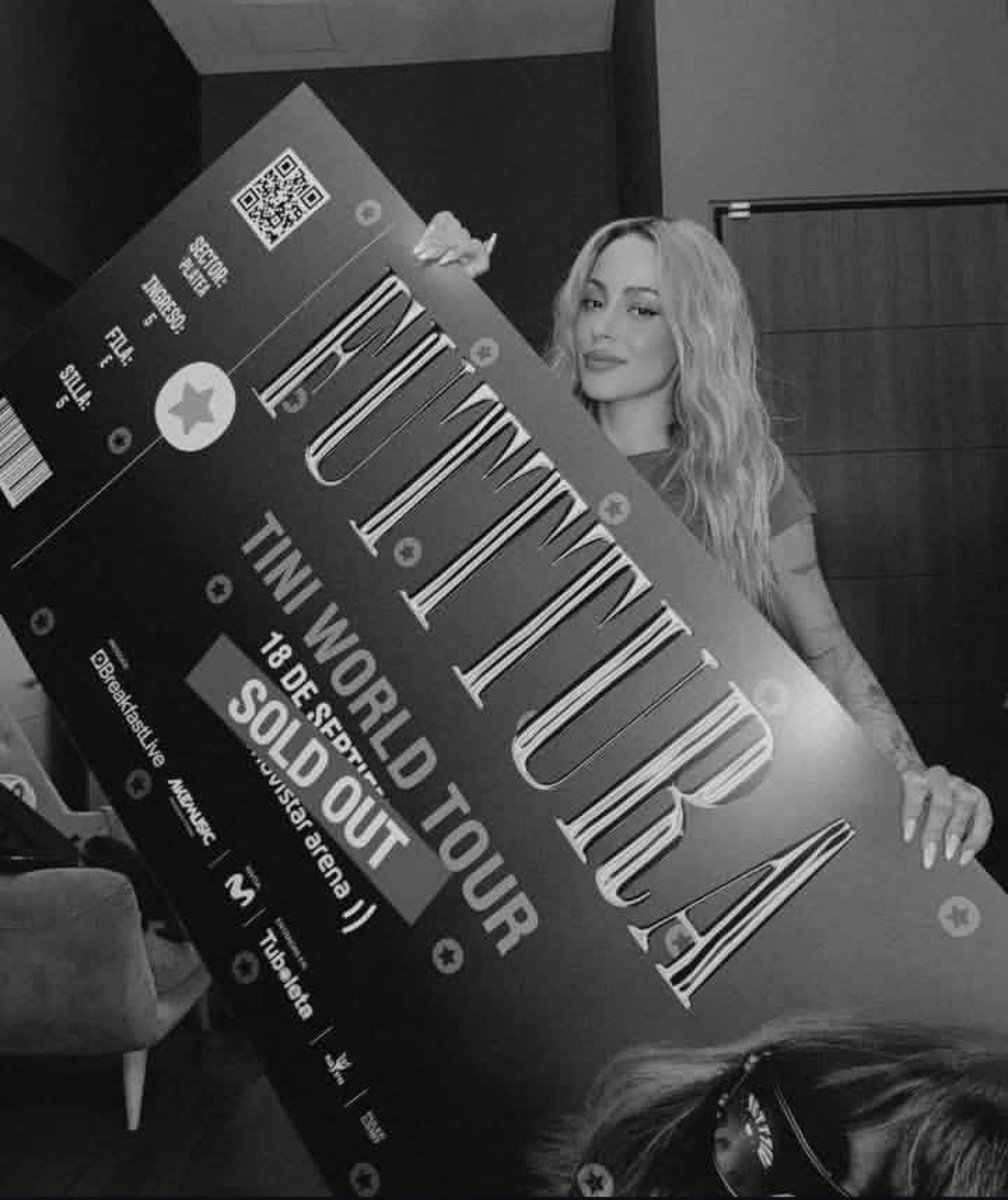 tttstoesselglow's tweet photo. primera gira              🥹                 última gira https://t.co/EtZOoq7khC