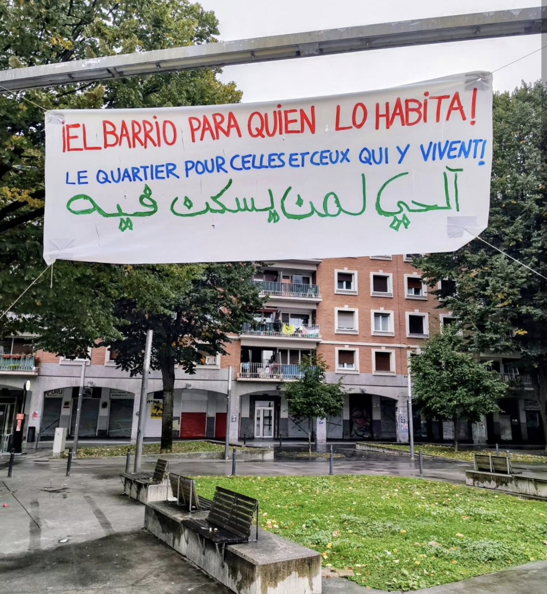 vox_vizcaya's tweet photo. Tanta patria vasca, tanta imposición del euskera… Para que finalmente el PNV haya llenado de inmigración nuestros barrios.

En algunos barrios de Bilbao, ya se escucha más árabe que euskera.

Su "Euskadi" va camino del califato...

📍 San Francisco, Bilbao. https://t.co/26sPZpSs95
