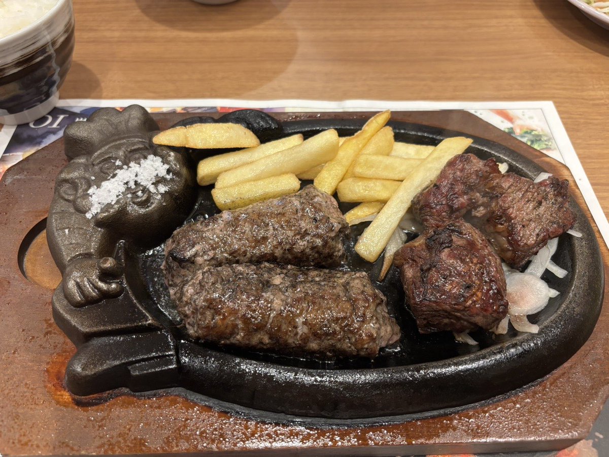 sui176's tweet photo. 家から近所なのに行った事なかったブロンコビリーに初入店
肉肉しくて美味♪
#ブロンコビリーからのお祝い https://t.co/dbyL2zRLht