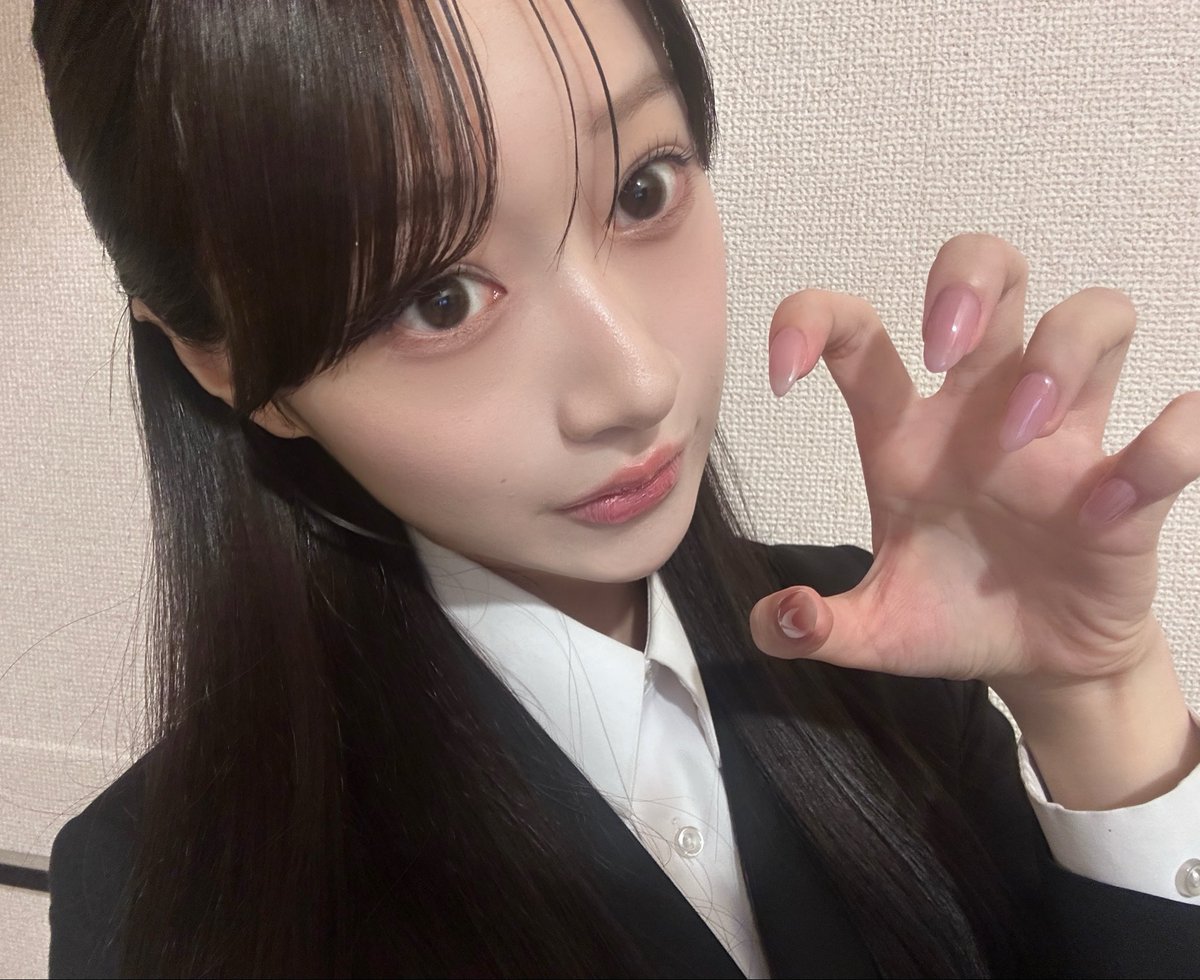 evernyul's tweet photo. 内定式行ってきた✨内定式のためにシンプルネイルにしてナチュラルメイクにスーツ、、就活時代を思い出した🙂‍↕️ #27卒 https://t.co/exigvcYXAv