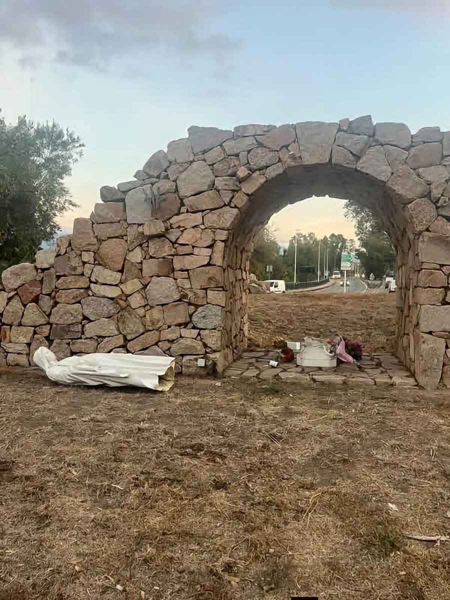 lechochretien's tweet photo. 🔴🇫🇷 𝗔𝗟𝗘𝗥𝗧𝗘 — Une statue de la Vierge Marie, installée en 2020 au rond-point du Stabiacciu, à Porto-Vecchio, en Corse, a été DÉTRUITE cette nuit.

Le maire a dénoncé un acte INQUALIFIABLE et a annoncé son remplacement. (France 3 Corse) https://t.co/N87EbDXRxw